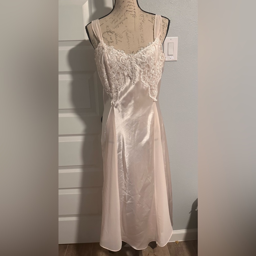 Vintage Alexandra Nicole long peach nightdress Satin like Robe and Nightgown Set - Picture 7 of 9